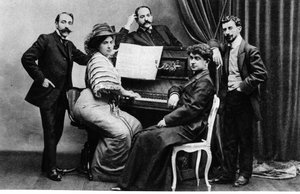 Fotografía de grupo de miembros de los Apaches - (de izquierda a derecha) Ricardo Viñes, Madame y Monsieur Robert Mortier, Abad Leonce Petit y Maurice Ravel, c.1900